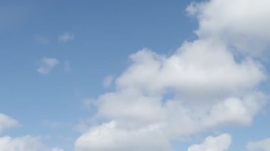 Mavi arkaplanı olan güzel beyaz bulutlar