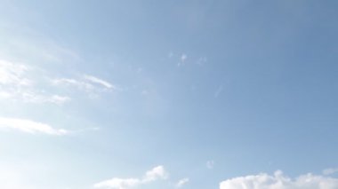 Mavi arkaplanı olan güzel beyaz bulutlar