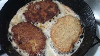 pirzola bir tavada kızartılır