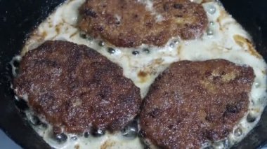 pirzola bir tavada kızartılır