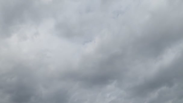 Le jour de la tempête avec les nuages noirs 