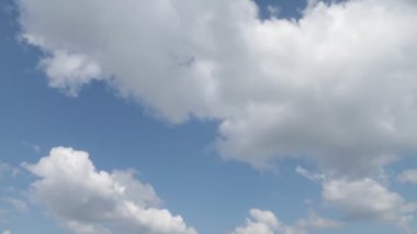 Mavi arkaplanı olan güzel beyaz bulutlar