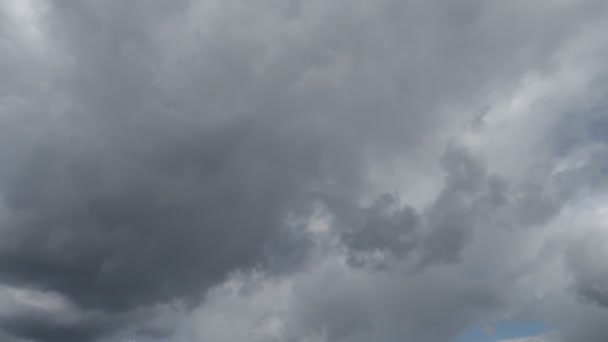 Le jour de la tempête avec les nuages noirs 