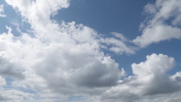 Mavi Arkaplanı Olan Güzel Beyaz Bulutlar — Stok video