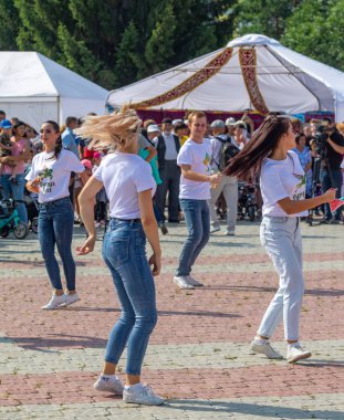 Petropavlovsk, Kazakistan - 17 Ağustos 2019: Petropavlovsk, şehir sokaklarında ulusal kostümler içinde bir yürüyüş. Danslar, şarkılar, halk gelenekleri. Gün tatili, binicilik sütü tatili, içki.