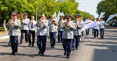 Petropavlovsk, Kazakistan - 17 Ağustos 2019: Askeri bando tatilde. Gün tatili, binicilik sütü tatili, içki.