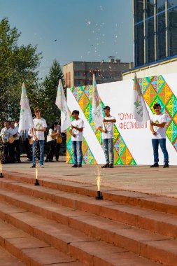 Petropavlovsk, Kazakistan - 17 Ağustos 2019: Petropavlovsk, şehir sokaklarında ulusal kostümler içinde bir yürüyüş. Danslar, şarkılar, halk gelenekleri. Gün tatili, binicilik sütü tatili, içki.