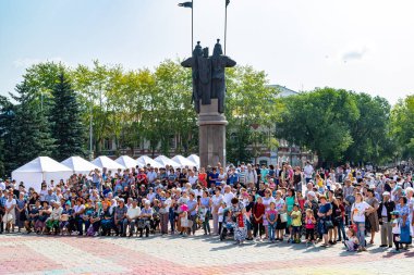 Petropavlovsk, Kazakistan - 17 Ağustos 2019: Çocukların aileleri şehrin sokaklarında ulusal kostümler içinde yürüyor. Gün tatili, binicilik sütü tatili, içki.