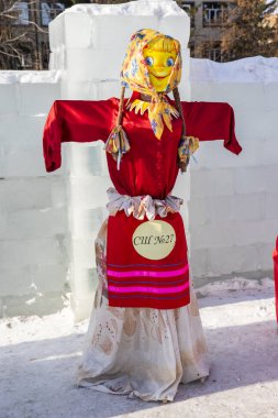 Petropavlovsk, Kazakistan - 10 Mart 2019: Yakmak için büyük bebek. Shrovetide veya Shrovetide pagan zamanlarına kadar uzanan bir Slav tatili.