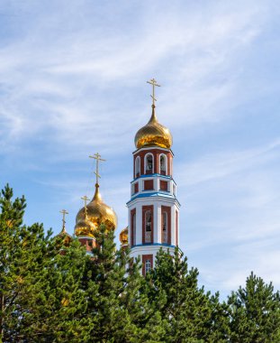 Petropavlovsk, Kazakistan - 20 Ağustos 2019: Gökyüzüne karşı altın kubbeli Ortodoks kilisesi. Doğa, yeşil ağaçlar, manzara.