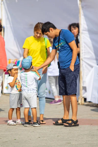 Pietropawłowsk Kazachstan Sierpnia 2019 Rodzice Dzieci Chodzą Strojach Narodowych Wzdłuż — Zdjęcie stockowe