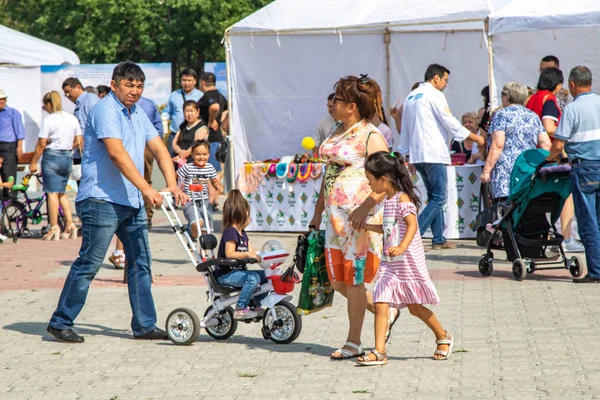 Pietropawłowsk Kazachstan Sierpnia 2019 Rodzice Dzieci Chodzą Strojach Narodowych Wzdłuż — Zdjęcie stockowe