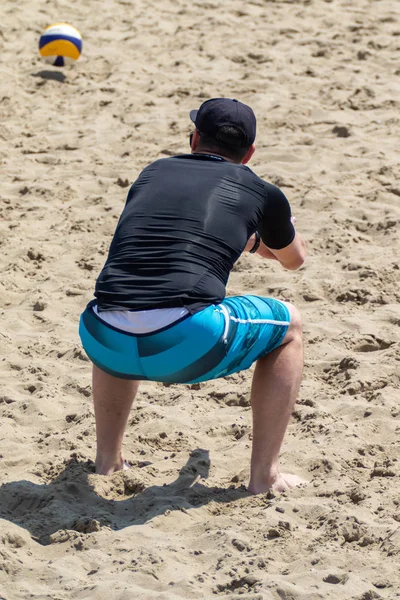 Липецк Россия Июля 2019 Года Мужчина Играет Пляжный Волейбол Летом — стоковое фото