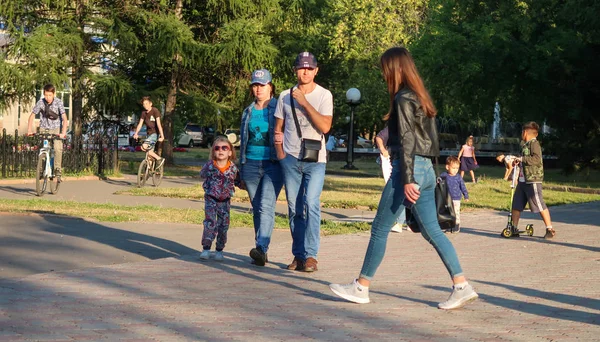 Petropavlovsk, Kazakistan - 24 Ağustos 2019: Şehirde çocuk parkı. Çocuklu ebeveynler yaz aylarında parkta yürürler. Küçükler için otomatik bisiklet.