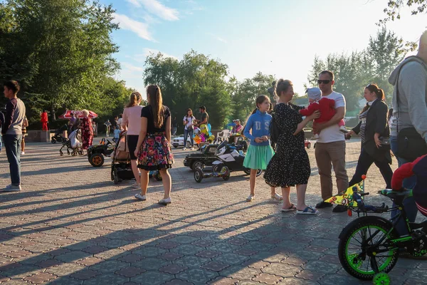 Pietropawłowsk Kazachstan Sierpnia 2019 Park Dziecięcy Mieście Rodzice Dziećmi Chodzą — Zdjęcie stockowe