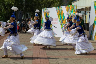 Petropavlovsk, Kazakistan - 17 Ağustos 2019: Petropavlovsk, şehir sokaklarında ulusal kostümler içinde bir yürüyüş. Danslar, şarkılar, halk gelenekleri. Gün tatili, binicilik sütü tatili, içki.