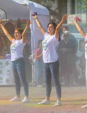 Petropavlovsk, Kazakistan - 17 Ağustos 2019: Petropavlovsk, şehir sokaklarında ulusal kostümler içinde bir yürüyüş. Danslar, şarkılar, halk gelenekleri. Gün tatili, binicilik sütü tatili, içki.