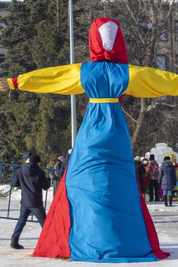 Petropavlovsk, Kazakistan - 10 Mart 2019: Yakmak için büyük bebek. Shrovetide veya Shrovetide pagan zamanlarına kadar uzanan bir Slav tatili.