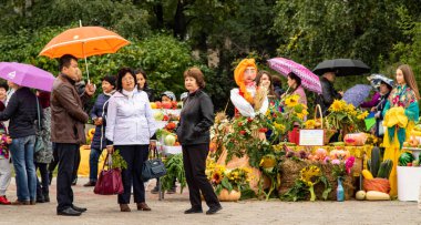 Petropavlovsk, Kazakistan - 30 Ağustos 2019: Kazakistan Anayasa Günü' nü kutlar. Ulusal kostümlü insanlar, tatil şenlikleri.