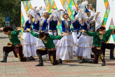 Petropavlovsk, Kazakistan - 17 Ağustos 2019: Petropavlovsk, şehir sokaklarında ulusal kostümler içinde bir yürüyüş. Danslar, şarkılar, halk gelenekleri. Gün tatili, binicilik sütü tatili, içki.