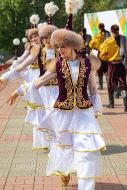 Petropavlovsk, Kazakistan - 17 Ağustos 2019: Petropavlovsk, şehir sokaklarında ulusal kostümler içinde bir yürüyüş. Danslar, şarkılar, halk gelenekleri. Gün tatili, binicilik sütü tatili, içki.