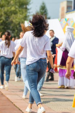 Petropavlovsk, Kazakistan - 17 Ağustos 2019: Petropavlovsk, şehir sokaklarında ulusal kostümler içinde bir yürüyüş. Danslar, şarkılar, halk gelenekleri. Gün tatili, binicilik sütü tatili, içki.