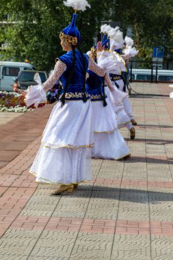 Petropavlovsk, Kazakistan - 17 Ağustos 2019: Petropavlovsk, şehir sokaklarında ulusal kostümler içinde bir yürüyüş. Danslar, şarkılar, halk gelenekleri. Gün tatili, binicilik sütü tatili, içki.