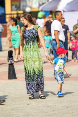 Petropavlovsk, Kazakistan - 17 Ağustos 2019: Çocukların aileleri şehrin sokaklarında ulusal kostümler içinde yürüyor. Gün tatili, binicilik sütü tatili, içki.