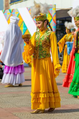 Petropavlovsk, Kazakistan - 17 Ağustos 2019: Petropavlovsk, şehir sokaklarında ulusal kostümler içinde bir yürüyüş. Danslar, şarkılar, halk gelenekleri. Gün tatili, binicilik sütü tatili, içki.