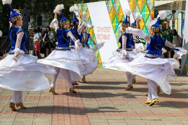 Petropavlovsk, Kazakistan - 17 Ağustos 2019: Petropavlovsk, şehir sokaklarında ulusal kostümler içinde bir yürüyüş. Danslar, şarkılar, halk gelenekleri. Gün tatili, binicilik sütü tatili, içki.