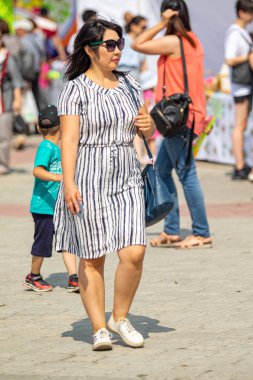 Petropavlovsk, Kazakistan - 17 Ağustos 2019: Çocukların aileleri şehrin sokaklarında ulusal kostümler içinde yürüyor. Gün tatili, binicilik sütü tatili, içki.