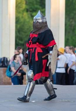 Petropavlovsk, Kazakistan - 23 Ağustos 2019: Ortaçağ şövalyesi savaşa, kostümlü karakterlerle yeniden inşaya ve zincir posta, kask kılıçları ve kalkanlarla ortaçağ zırhı için hazır.