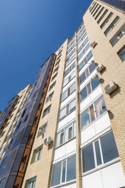 Petropavlovsk, Kazakistan - 24 Ağustos 2019: Şehirde yüksek katlı binalar, yaz sokak. Açık güneşli bir gün.