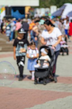 Petropavlovsk, Kazakistan - 17 Ağustos 2019: Çocukların aileleri şehrin sokaklarında ulusal kostümler içinde yürüyor. Gün tatili, binicilik sütü tatili, içki.