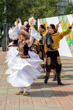 Petropavlovsk, Kazakistan - 17 Ağustos 2019: Petropavlovsk, şehir sokaklarında ulusal kostümler içinde bir yürüyüş. Danslar, şarkılar, halk gelenekleri. Gün tatili, binicilik sütü tatili, içki.