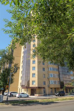 Petropavlovsk, Kazakistan - 24 Ağustos 2019: Şehirde yüksek katlı binalar, yaz sokak. Açık güneşli bir gün.