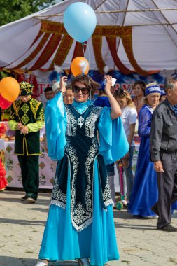 Petropavlovsk, Kazakistan - 17 Ağustos 2019: Petropavlovsk, şehir sokaklarında ulusal kostümler içinde bir yürüyüş. Danslar, şarkılar, halk gelenekleri. Gün tatili, binicilik sütü tatili, içki.