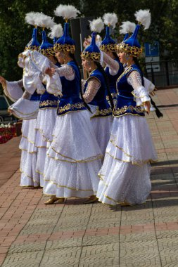 Petropavlovsk, Kazakistan - 17 Ağustos 2019: Petropavlovsk, şehir sokaklarında ulusal kostümler içinde bir yürüyüş. Danslar, şarkılar, halk gelenekleri. Gün tatili, binicilik sütü tatili, içki.