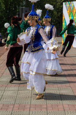 Petropavlovsk, Kazakistan - 17 Ağustos 2019: Petropavlovsk, şehir sokaklarında ulusal kostümler içinde bir yürüyüş. Danslar, şarkılar, halk gelenekleri. Gün tatili, binicilik sütü tatili, içki.