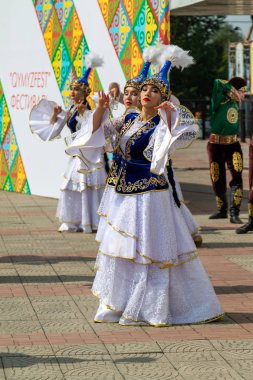 Petropavlovsk, Kazakistan - 17 Ağustos 2019: Petropavlovsk, şehir sokaklarında ulusal kostümler içinde bir yürüyüş. Danslar, şarkılar, halk gelenekleri. Gün tatili, binicilik sütü tatili, içki.
