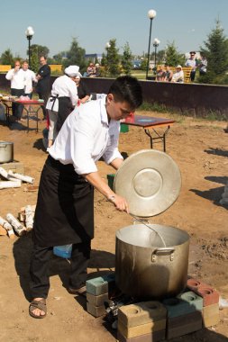 Petropavlovsk, Kazakistan - 28 Temmuz 2019: Sahilde aşçılar yemek hazırlıyor, yaz günü.