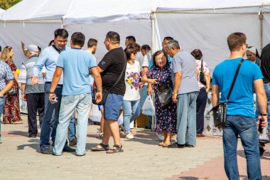 Petropavlovsk, Kazakistan - 17 Ağustos 2019: Çocukların aileleri şehrin sokaklarında ulusal kostümler içinde yürüyor. Gün tatili, binicilik sütü tatili, içki.