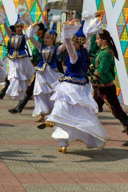 Petropavlovsk, Kazakistan - 17 Ağustos 2019: Petropavlovsk, şehir sokaklarında ulusal kostümler içinde bir yürüyüş. Danslar, şarkılar, halk gelenekleri. Gün tatili, binicilik sütü tatili, içki.