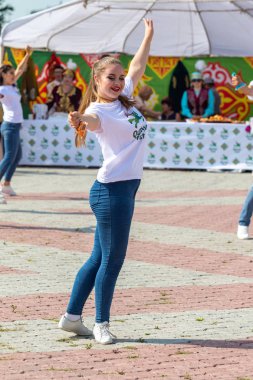 Petropavlovsk, Kazakistan - 17 Ağustos 2019: Petropavlovsk, şehir sokaklarında ulusal kostümler içinde bir yürüyüş. Danslar, şarkılar, halk gelenekleri. Gün tatili, binicilik sütü tatili, içki.