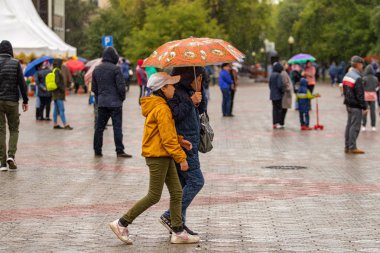 Petropavlovsk, Kazakistan - 30 Ağustos 2019: Kazakistan Anayasa Günü' nü kutlar. Ulusal kostümlü insanlar, tatil şenlikleri.