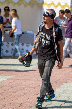 Petropavlovsk, Kazakistan - 17 Ağustos 2019: Çocukların aileleri şehrin sokaklarında ulusal kostümler içinde yürüyor. Gün tatili, binicilik sütü tatili, içki.