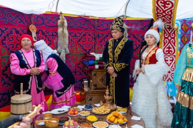Petropavlovsk, Kazakistan - 17 Ağustos 2019: Petropavlovsk, şehir sokaklarında ulusal kostümler içinde bir yürüyüş. Danslar, şarkılar, halk gelenekleri. Gün tatili, binicilik sütü tatili, içki.