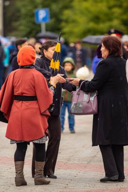 Petropavlovsk, Kazakistan - 30 Ağustos 2019: Kazakistan Anayasa Günü' nü kutlar. Ulusal kostümlü insanlar, tatil şenlikleri.
