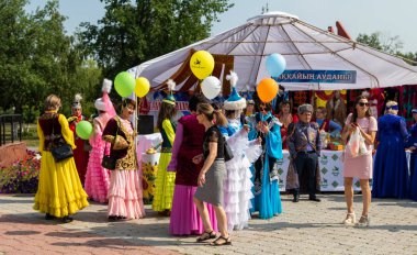 Petropavlovsk, Kazakistan - 17 Ağustos 2019: Petropavlovsk, şehir sokaklarında ulusal kostümler içinde bir yürüyüş. Danslar, şarkılar, halk gelenekleri. Gün tatili, binicilik sütü tatili, içki.
