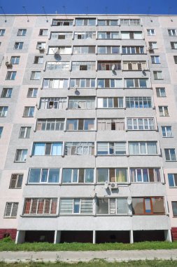 Petropavlovsk, Kazakistan - 24 Ağustos 2019: Şehirde yüksek katlı binalar, yaz sokak. Açık güneşli bir gün.